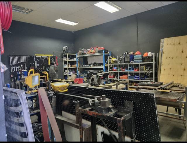 300M² WAREHOUSE TO LET IN VINTONIA